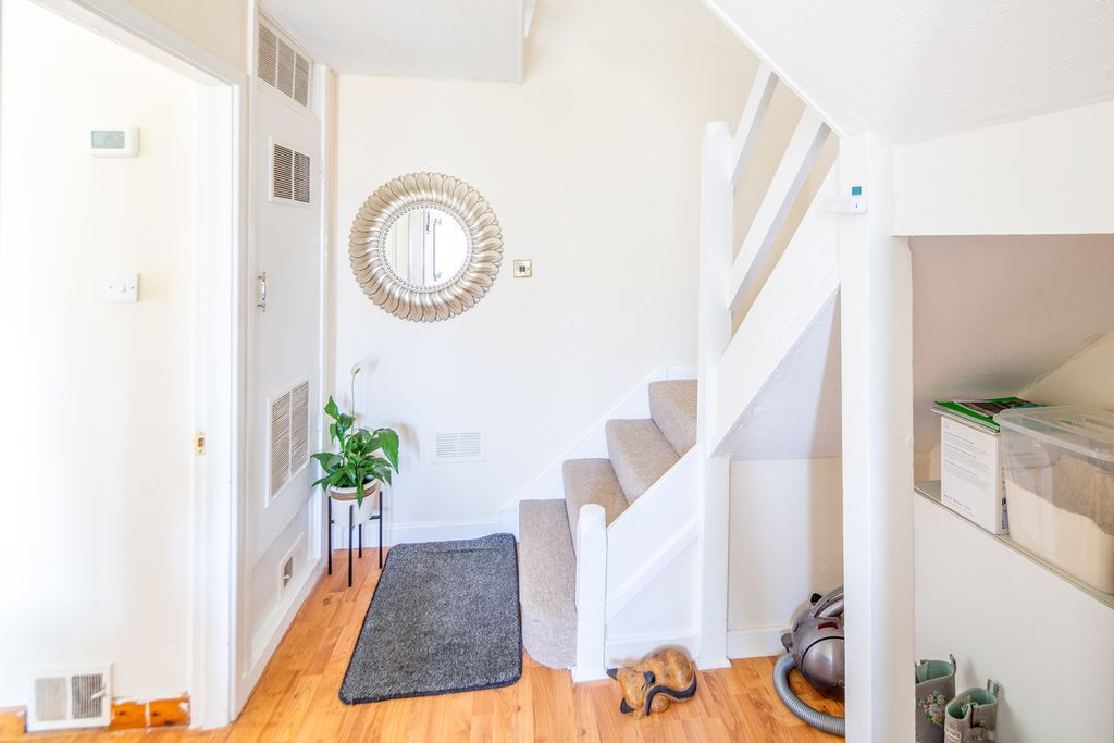 Property photo 3 of 23 Entrance Hall
