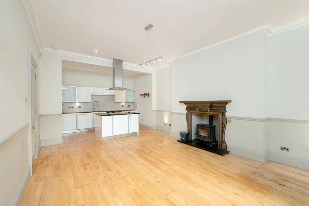 Property photo 3 of 33 Sitting Room