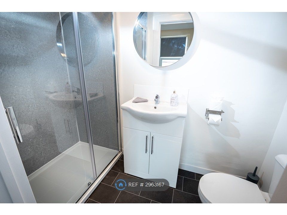 Property photo 3 of 9 Spacious Double Room - Fully Furnished