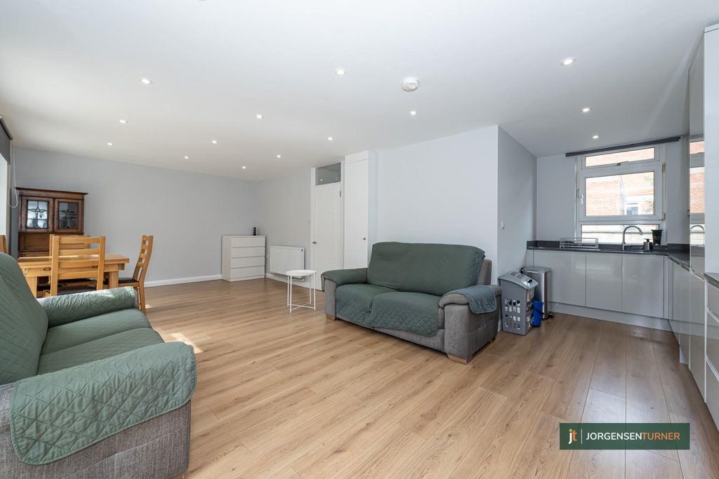 Property photo 2 of 10 Bramshurst 4-006 Lr - Jt.Jpg