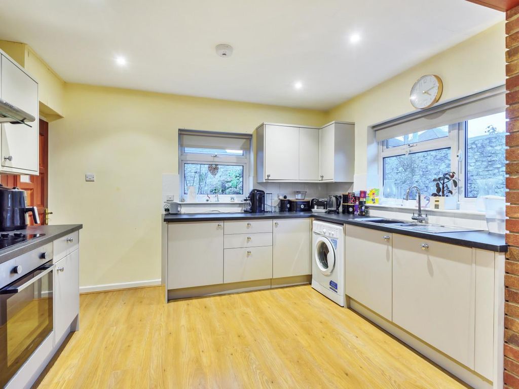Property photo 3 of 9 Kitchen