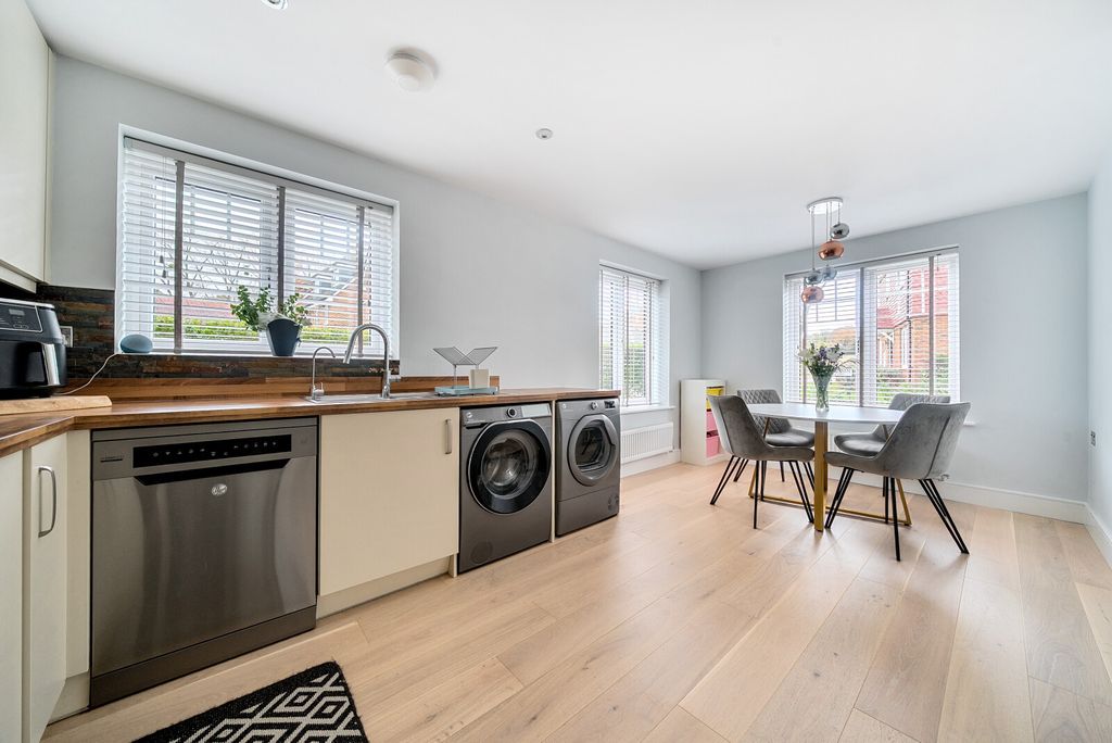 Property photo 3 of 15 1375415-9-690B2Df...