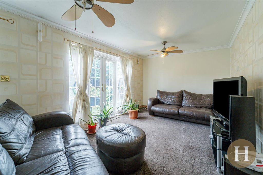 Property photo 2 of 18 Hadleigh Estate Agents-4.Jpg
