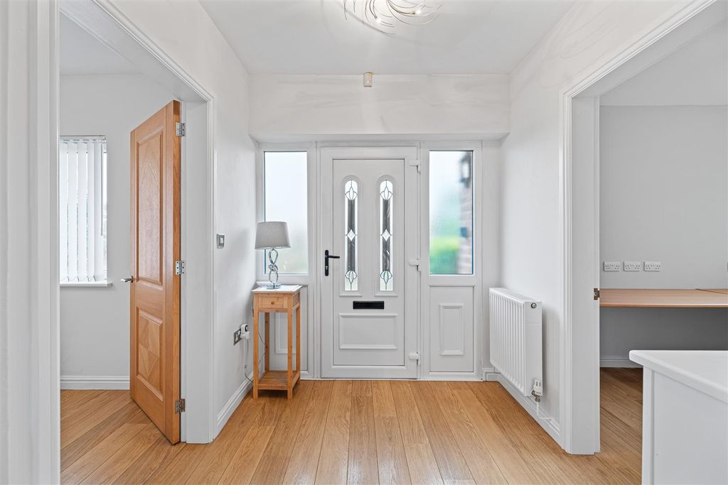 Property photo 2 of 16 Hallway