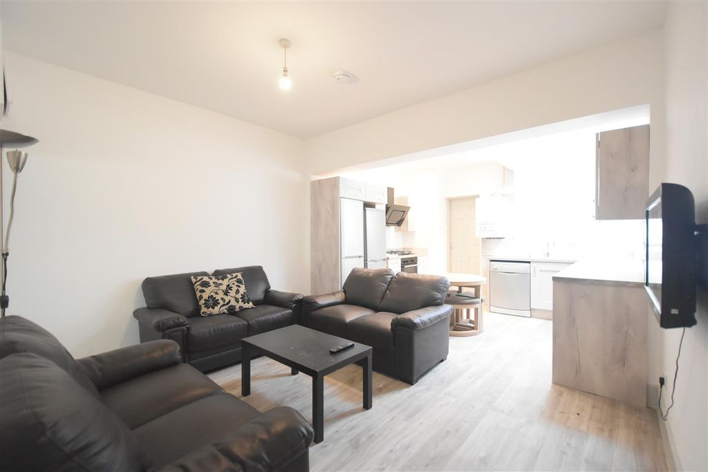 Property photo 1 of 12 Lounge