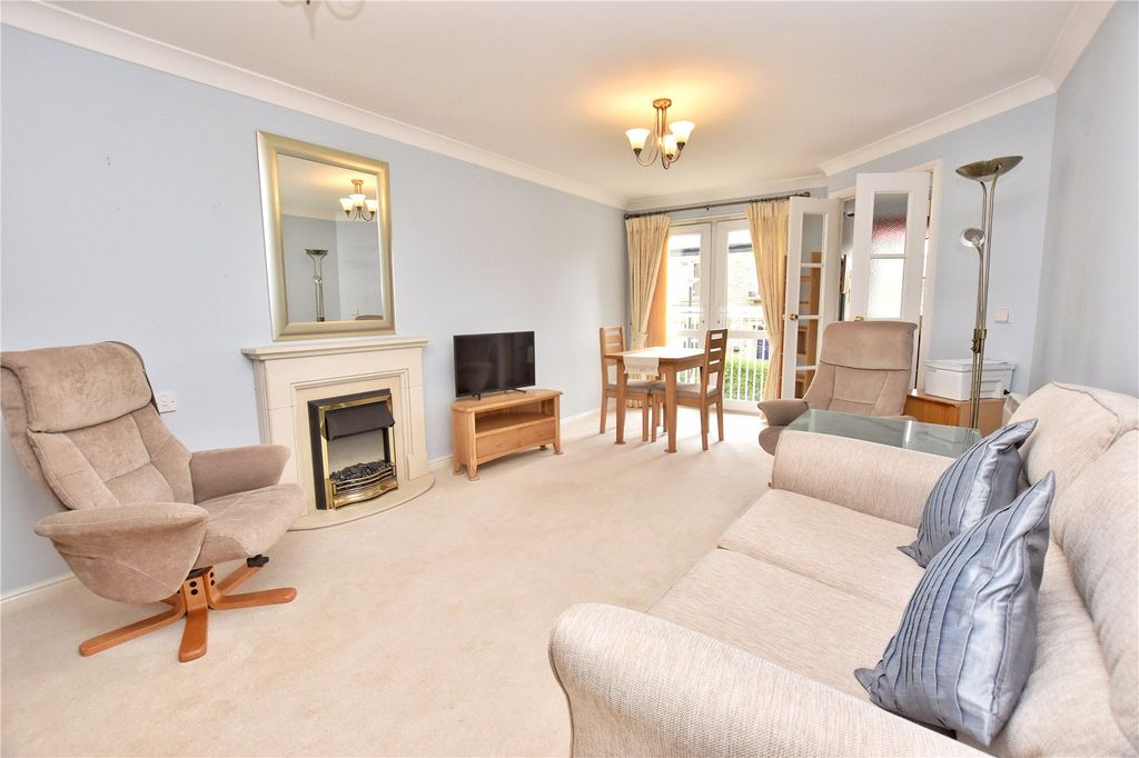 Property photo 3 of 13 Lounge
