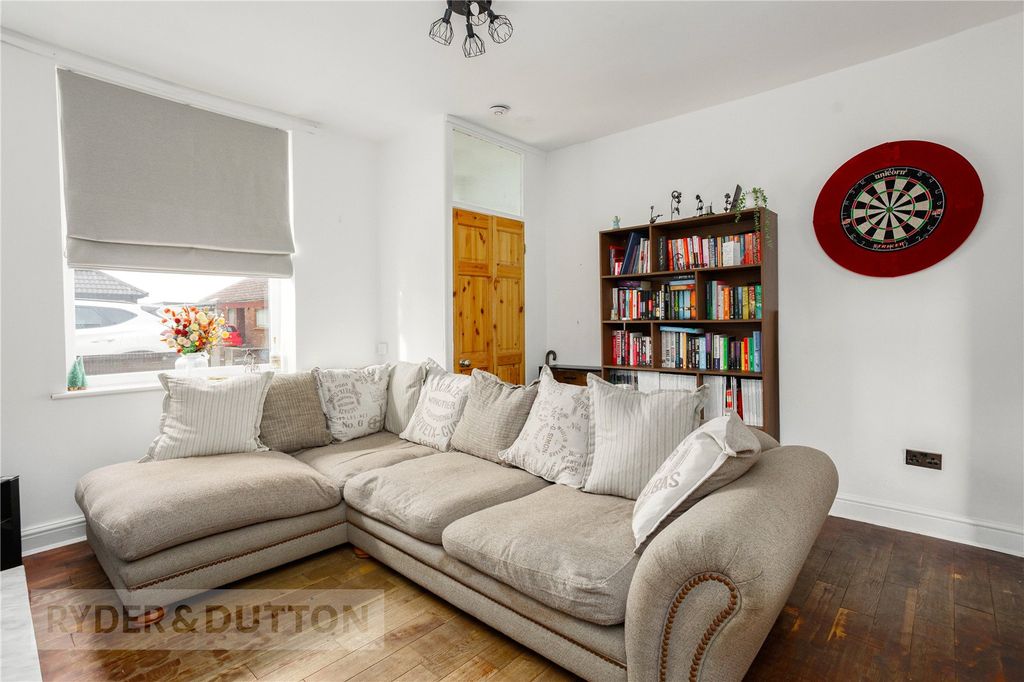 Property photo 3 of 19 Lounge