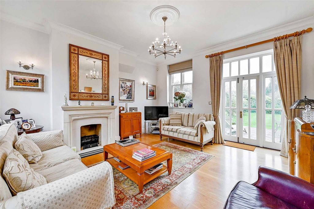 Property photo 3 of 19 Sitting Room