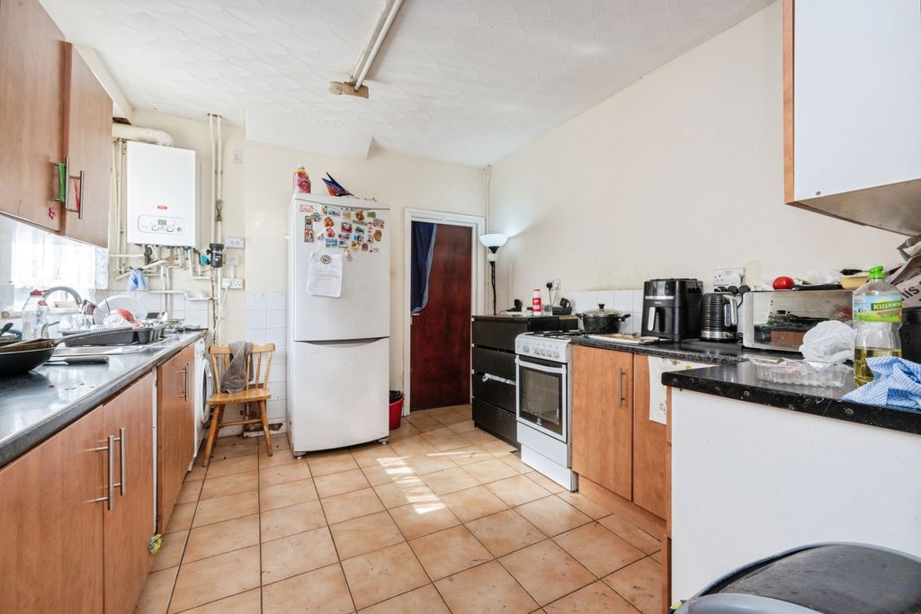 Property photo 3 of 17 Kitchen