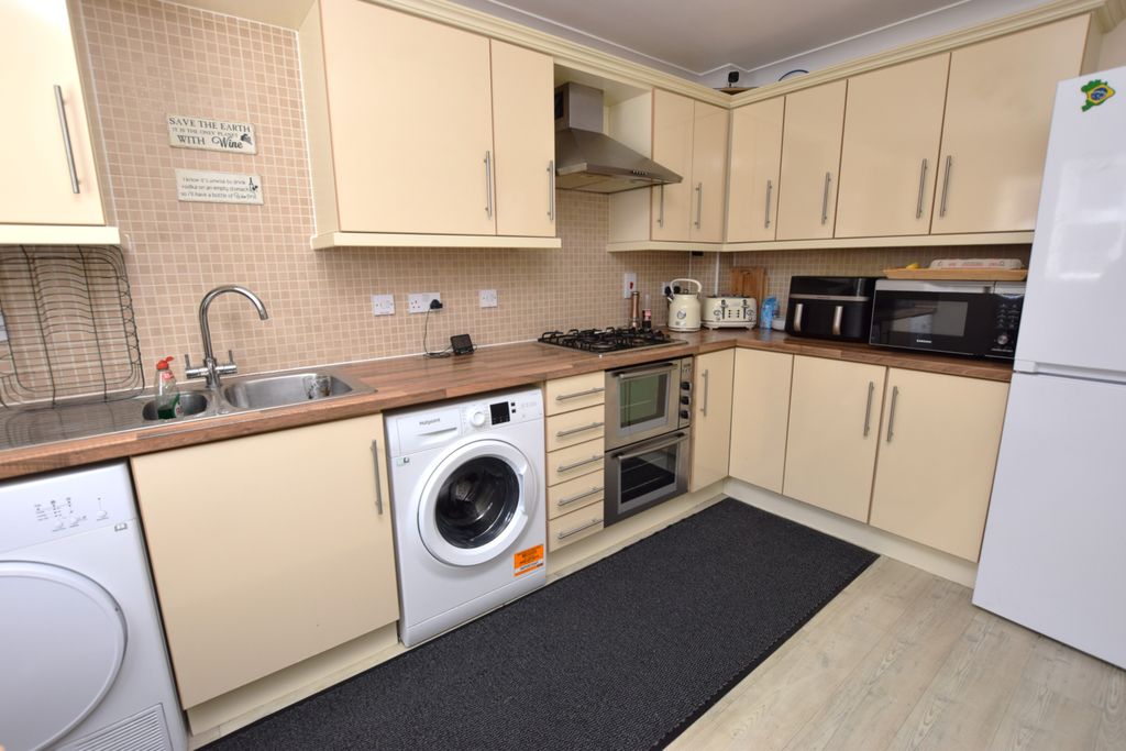 Property photo 2 of 13 Kitchen 2