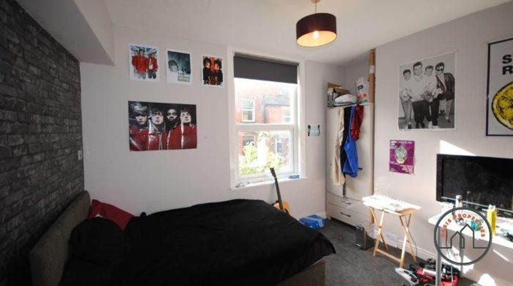 Property photo 3 of 6 A Cozy Double Bedroom Featuring A Comfortable Bed,...