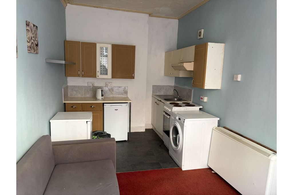 Property photo 2 of 8 Lounge / Kitchen