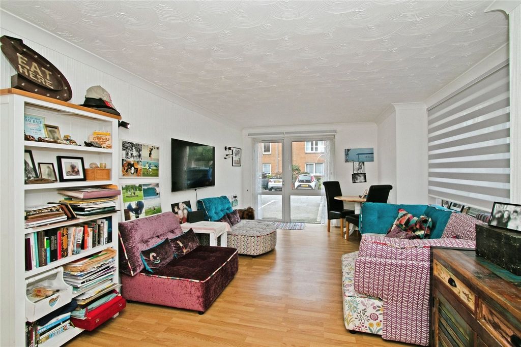 Property photo 3 of 11 Lounge