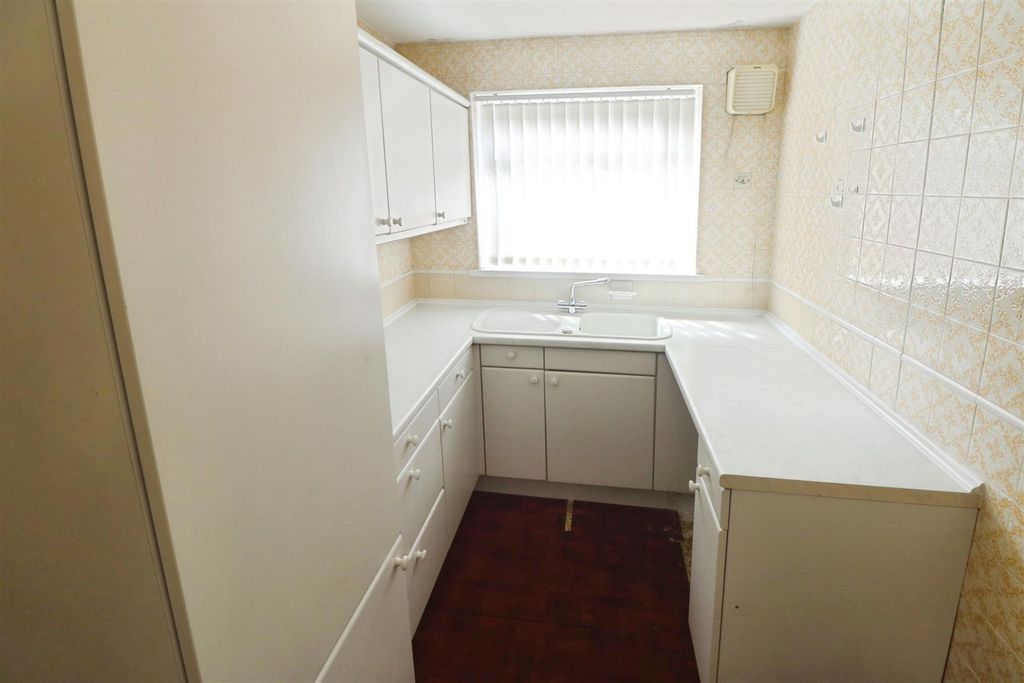 Property photo 3 of 11 Kitchen