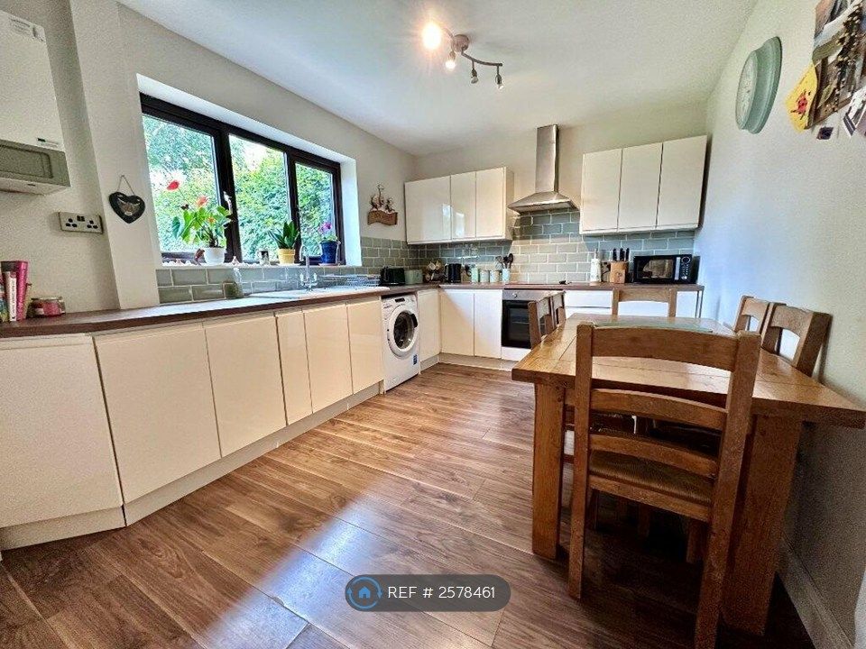 Property photo 3 of 8 Kitchen