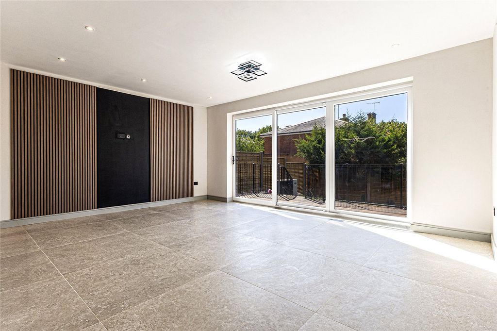 Property photo 2 of 16 Picture No. 10