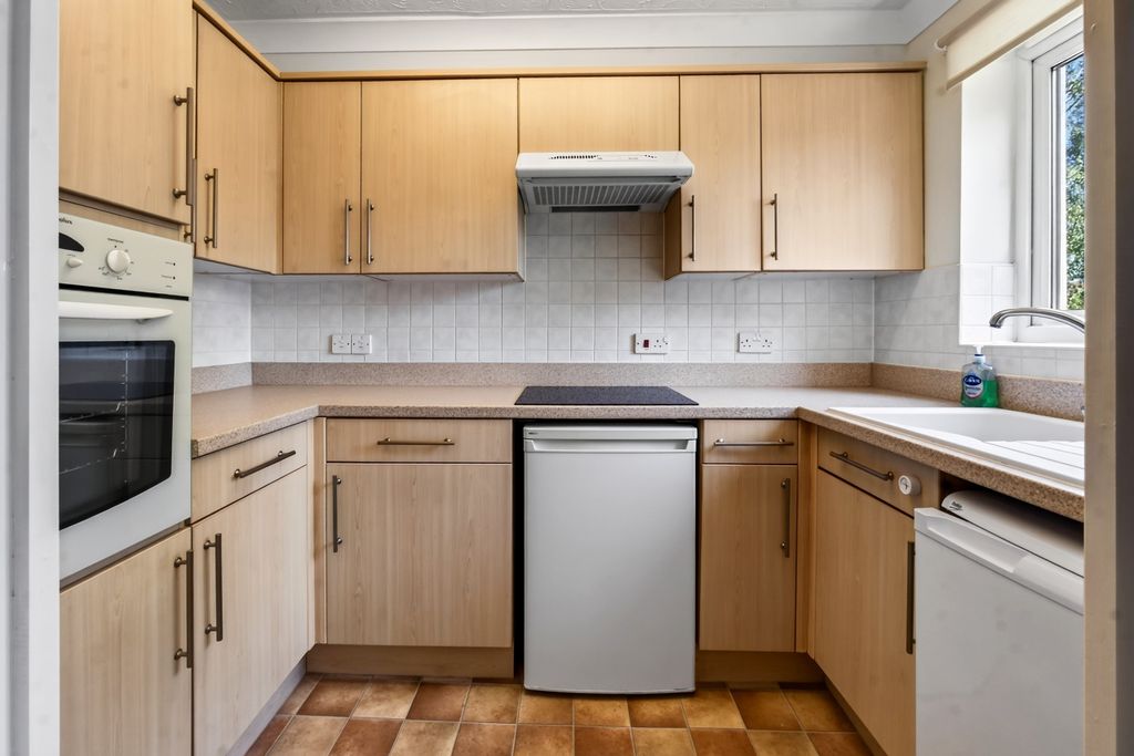 Property photo 3 of 10 Kitchen