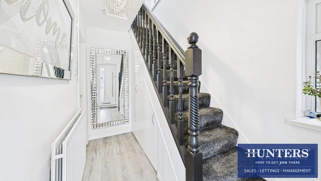 Property photo 2 of 12 Hallway