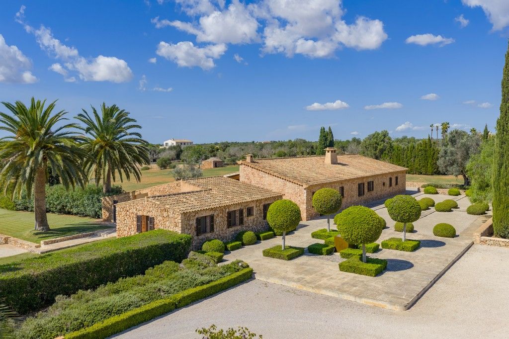 Property photo 1 of 20 Exterior (2)