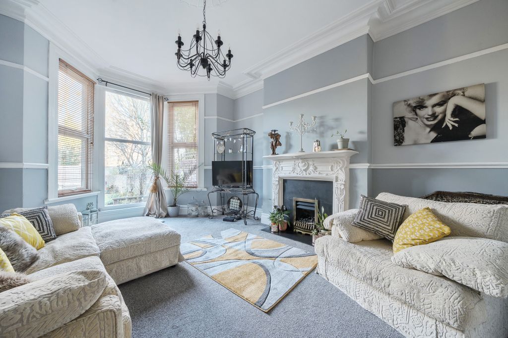 Property photo 2 of 20 Reception