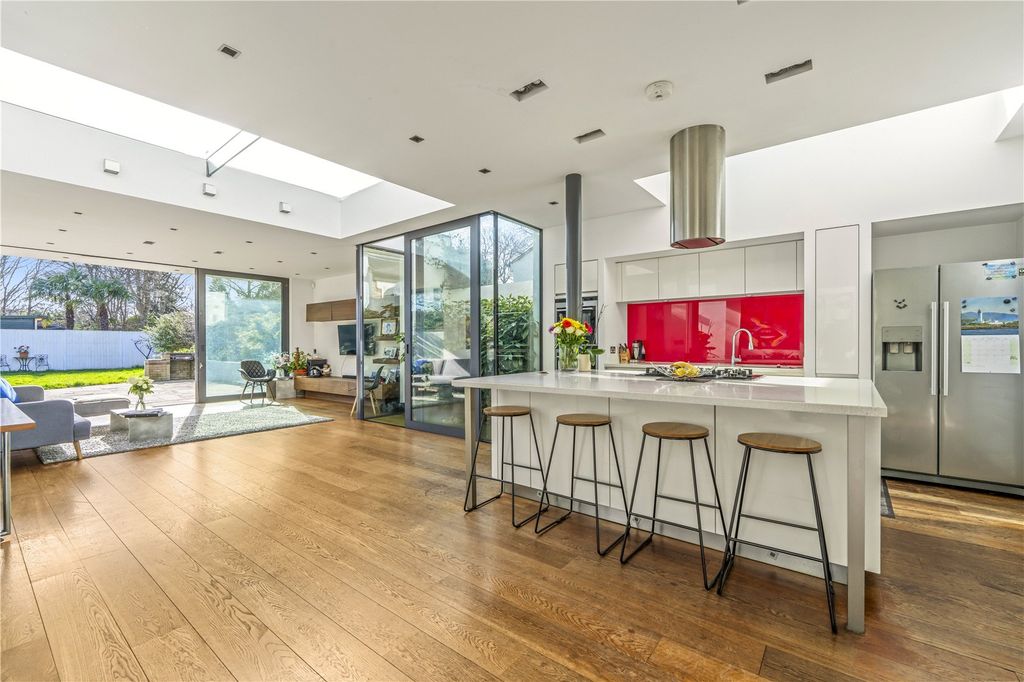 Property photo 3 of 23 Kitchen/Reception