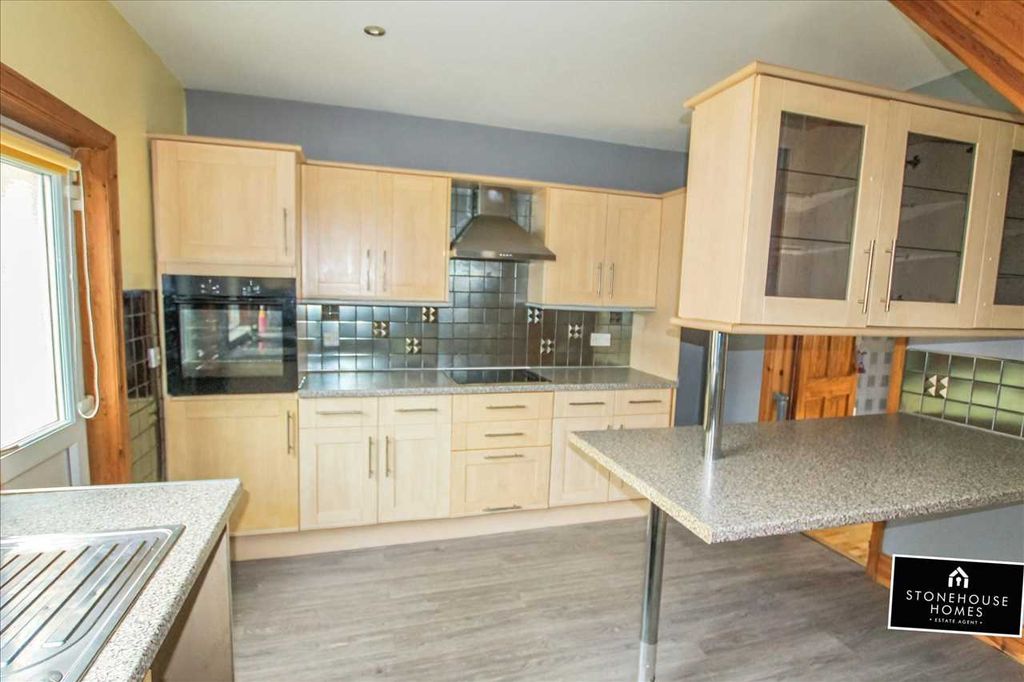Property photo 3 of 9 Kitchen
