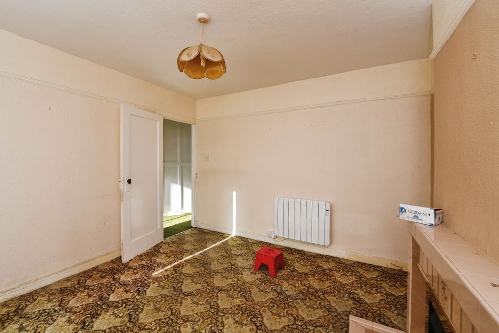 Property photo 3 of 17 Living Space