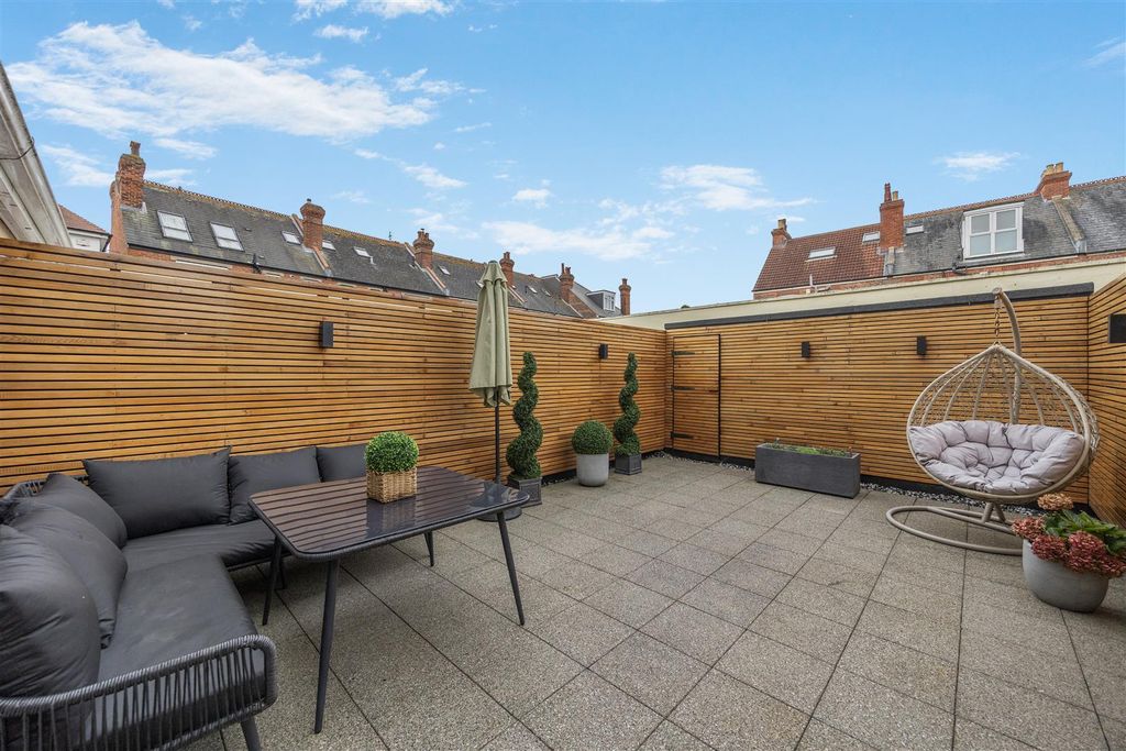 Property photo 2 of 24 Garden