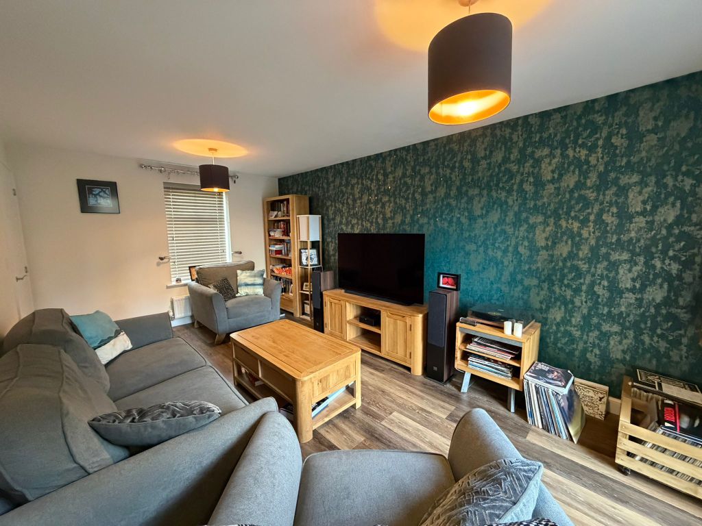 Property photo 3 of 25 Lounge 2