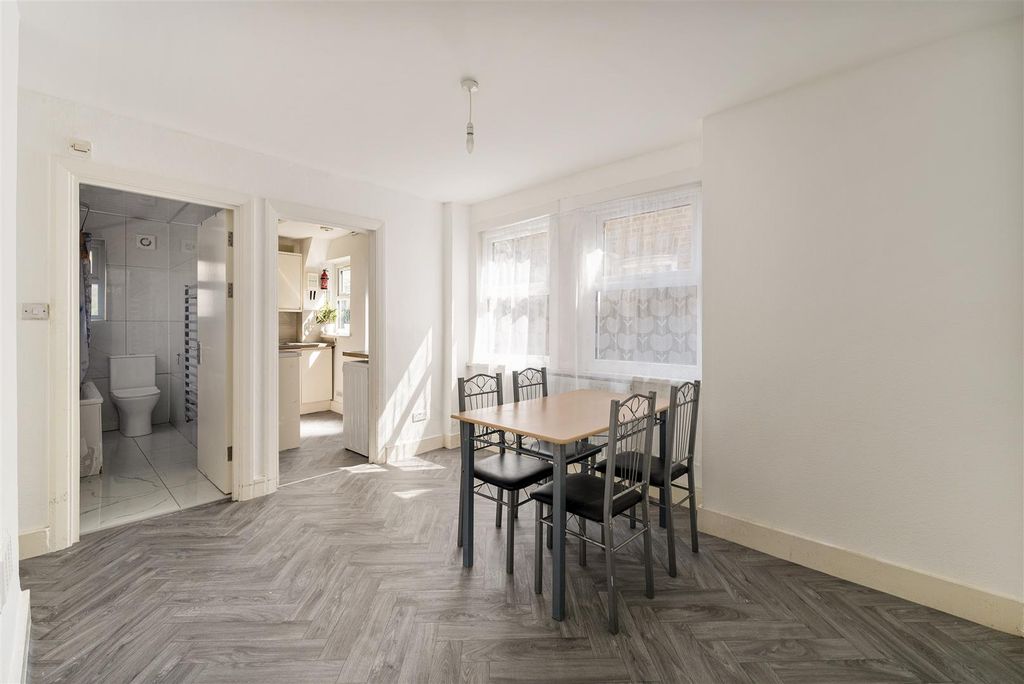 Property photo 2 of 15 Green Street, E7