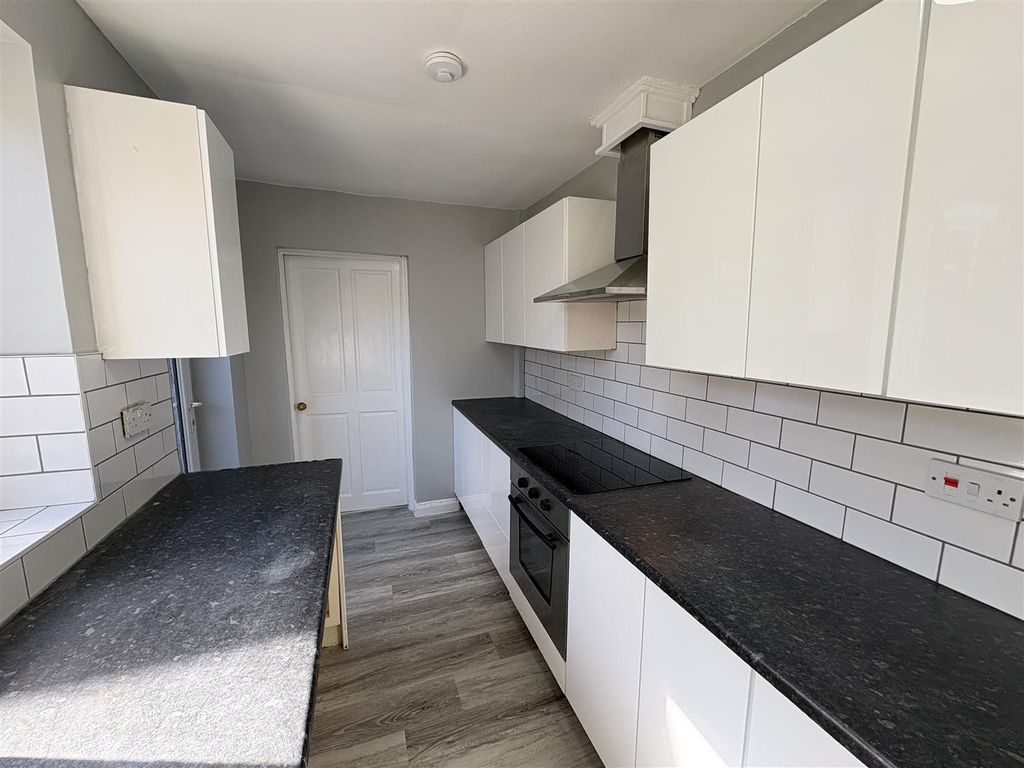 Property photo 2 of 11 Kitchen