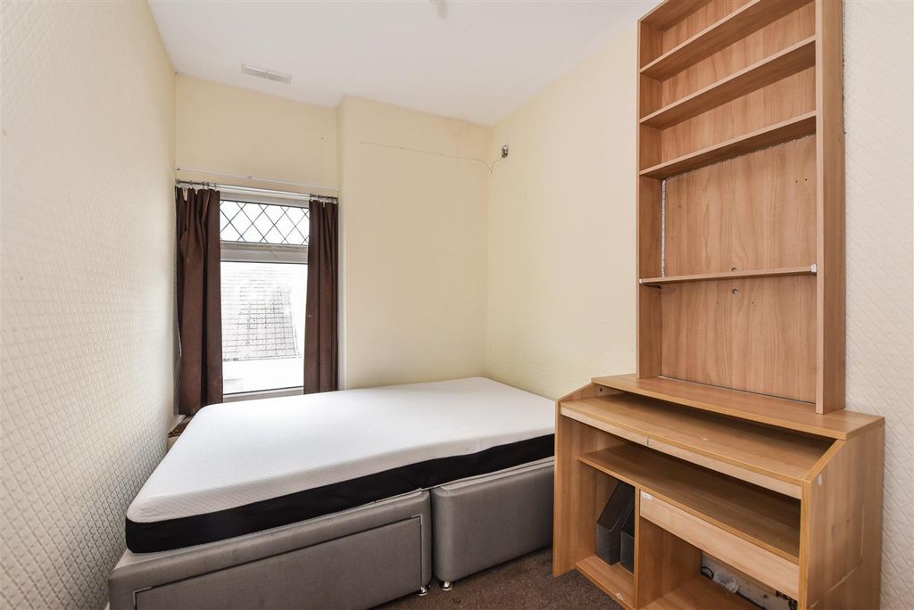 Property photo 1 of 13 Room 4.Jpg