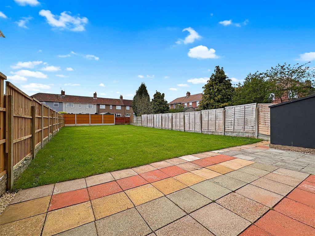 Property photo 3 of 16 Large Rear Garden 311