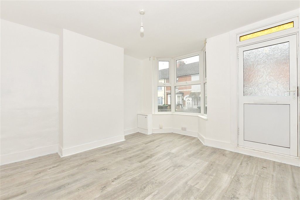 Property photo 3 of 8 Lounge