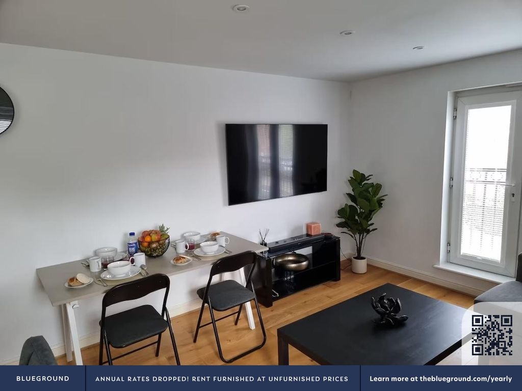 Property photo 3 of 100 Living Room