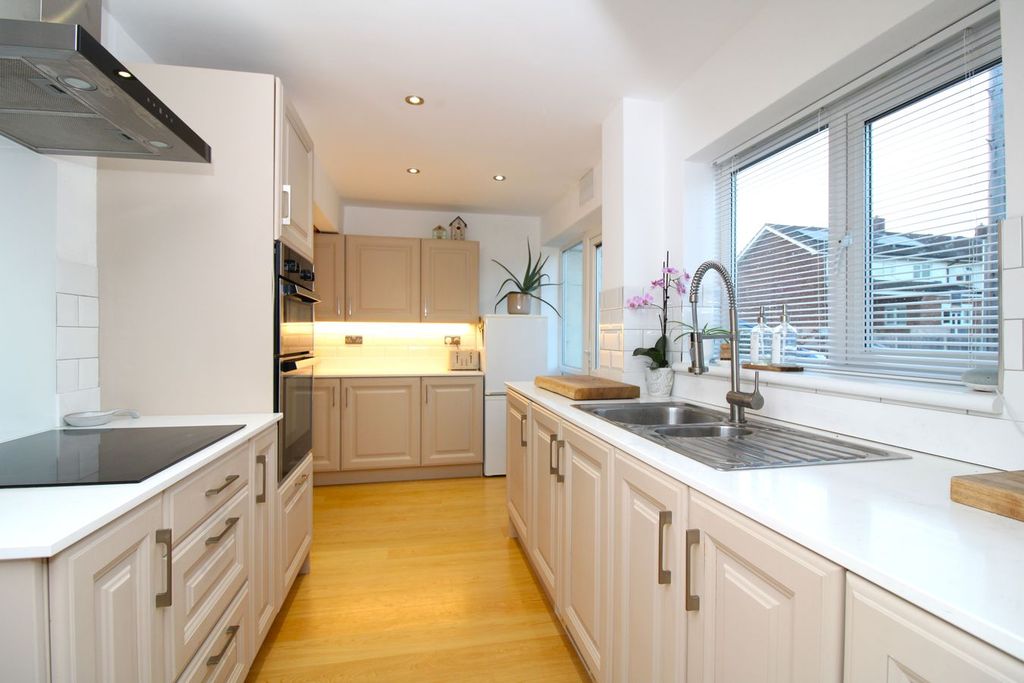 Property photo 3 of 11 Kitchen