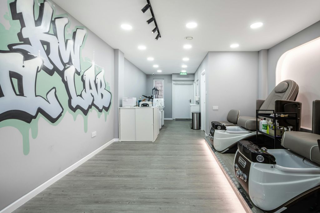 Property photo 3 of 22 Cambridge Heath Rd 493 New - Low Res 4.Jpg