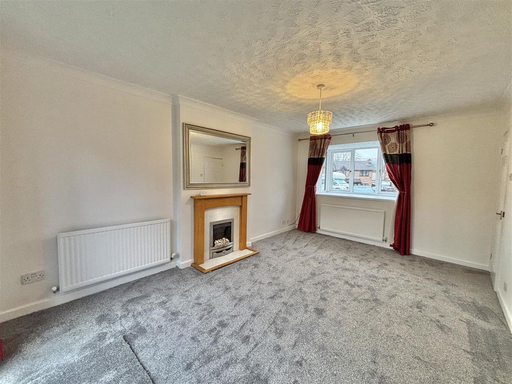 Property photo 3 of 17 Lounge