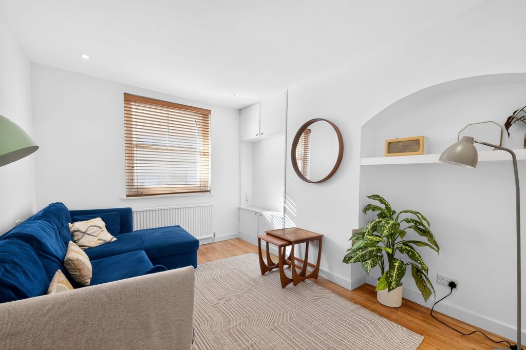 Property photo 1 of 11 Living Room