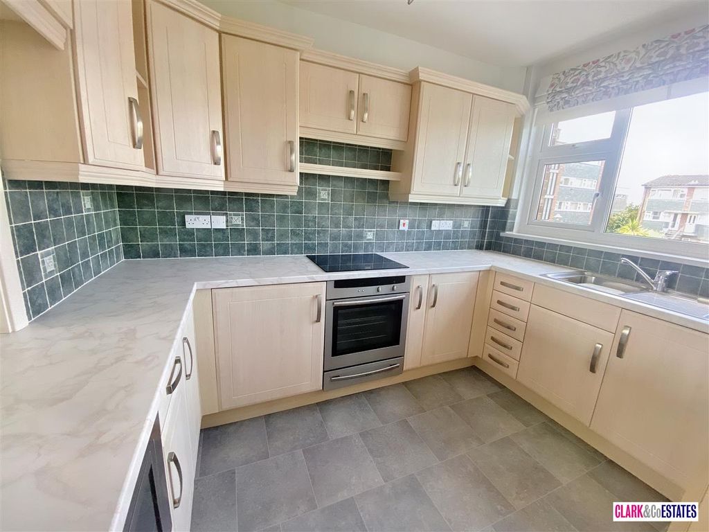 Property photo 2 of 11 Kitchen