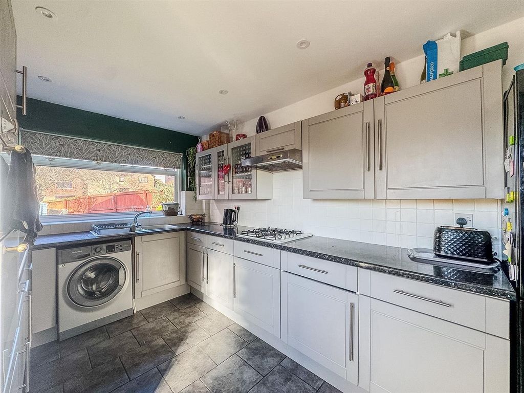 Property photo 3 of 19 Kitchen