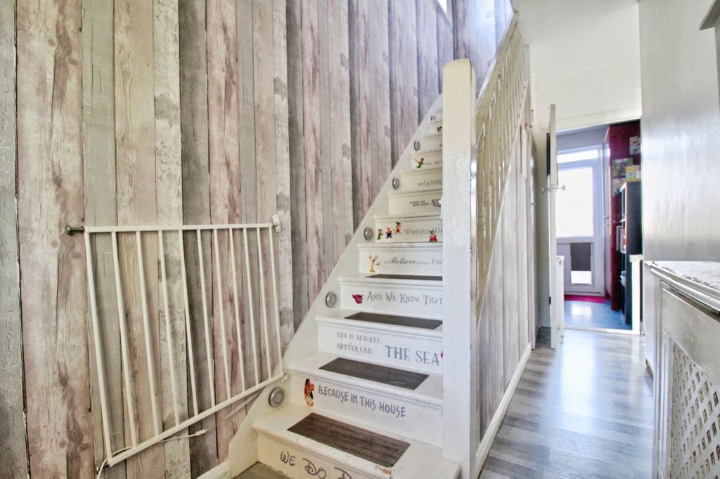 Property photo 2 of 22 9