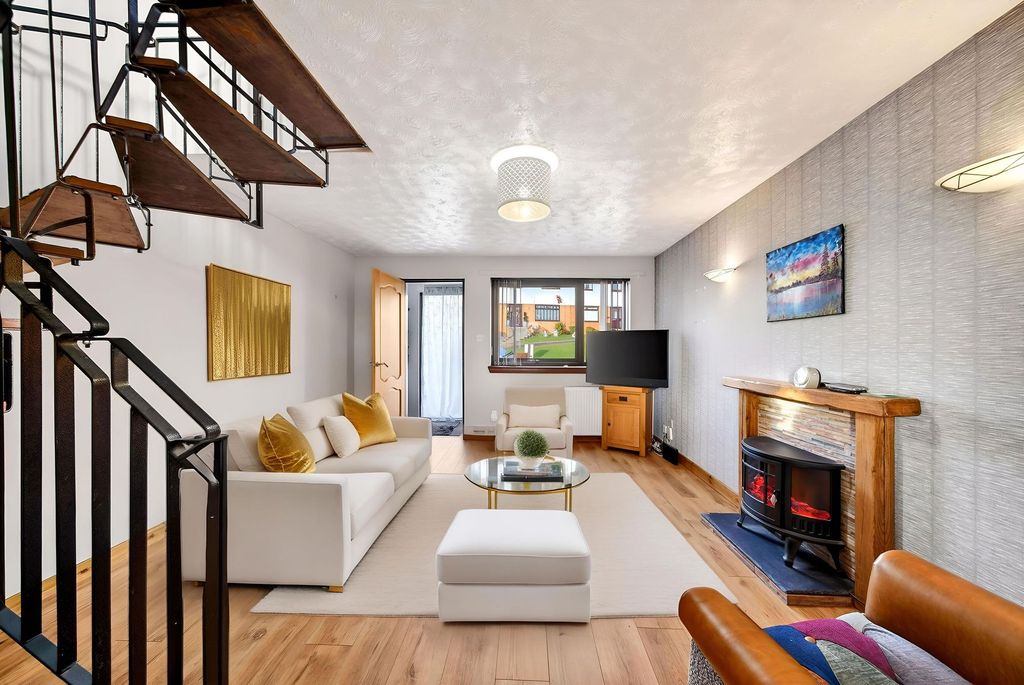 Property photo 2 of 49 Lounge