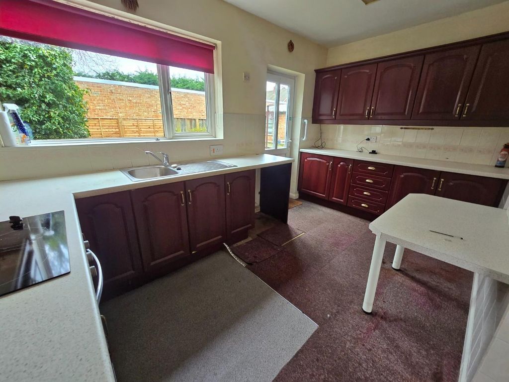 Property photo 3 of 9 Kitchen