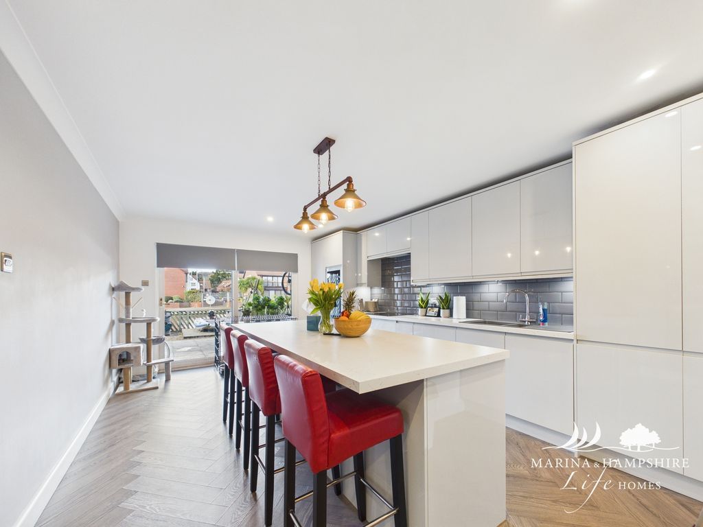 Property photo 2 of 34 Cam03915G0-Pr0044-Still024