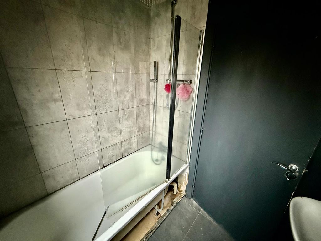 Property photo 3 of 14 Bathroom