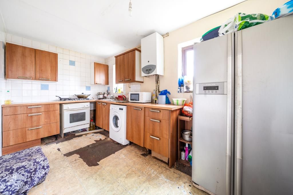 Property photo 2 of 11 Kitchen