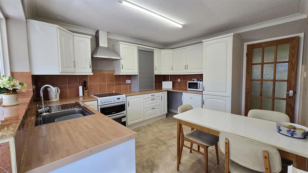 Property photo 3 of 18 Kitchen / Diner