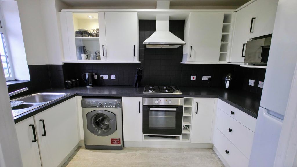 Property photo 3 of 20 Kitchen
