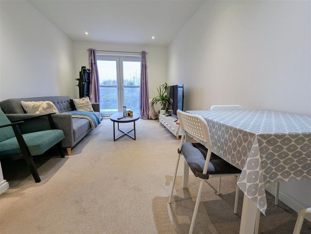 Property photo 3 of 7 Lounge / Kitchen